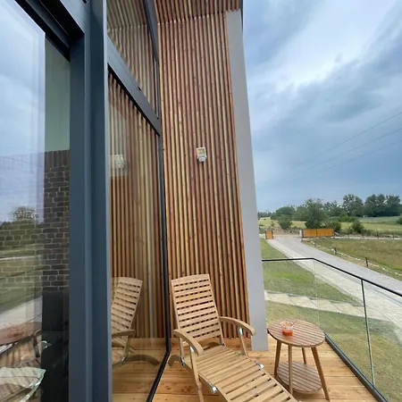 Rumiane Pola - Stodola Na Mazurach Z Widokiem Na Jezioro