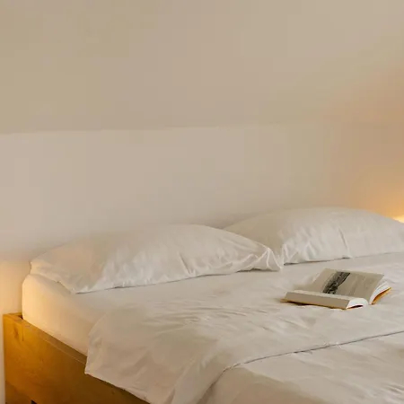 Rumiane Pola - Stodola Na Mazurach Z Widokiem Na Jezioro